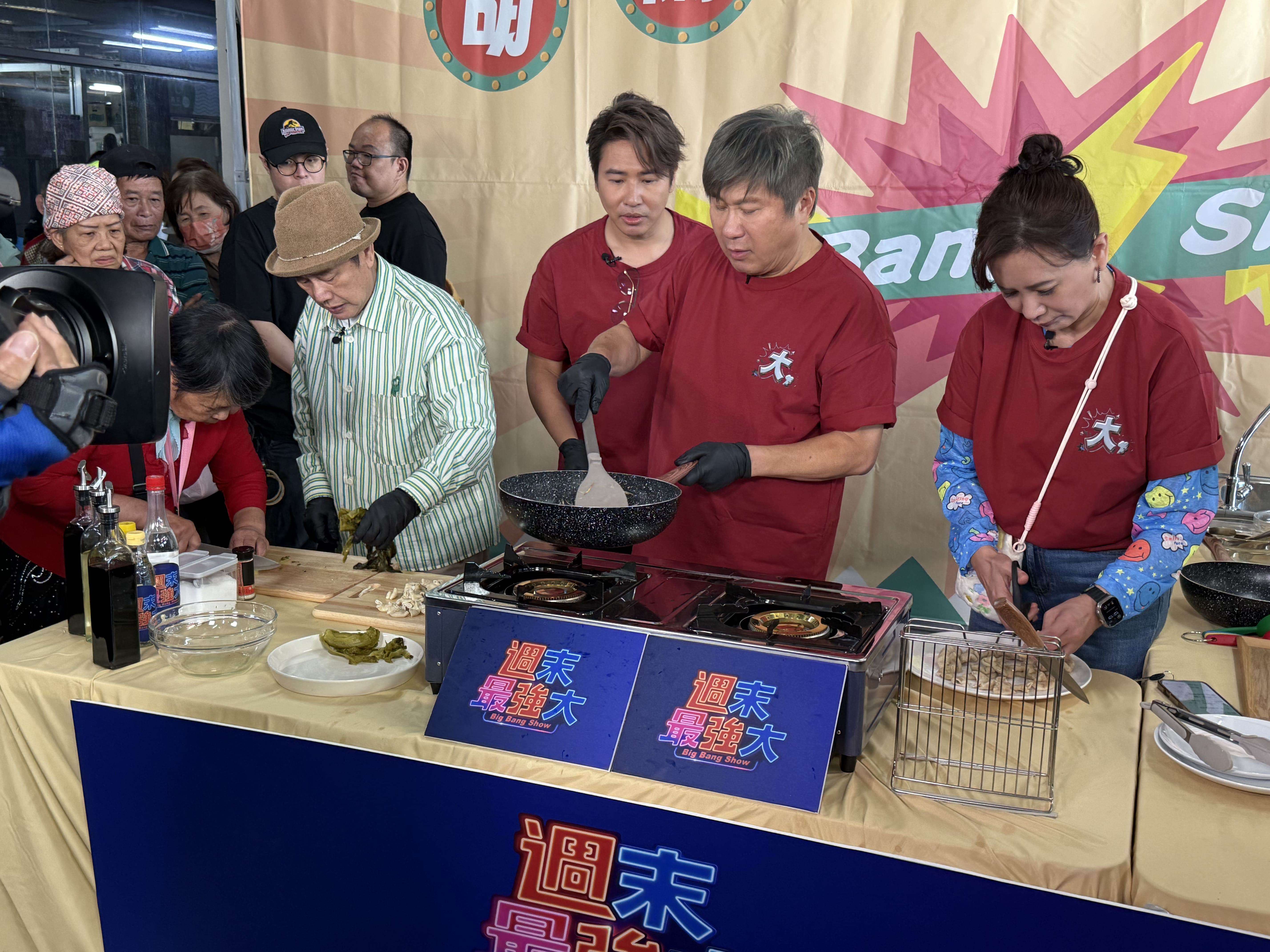 黃西田(左起)、歐漢聲、胡瓜、陳亞蘭。黃西田大哥親自備料。（圖／華視提供）