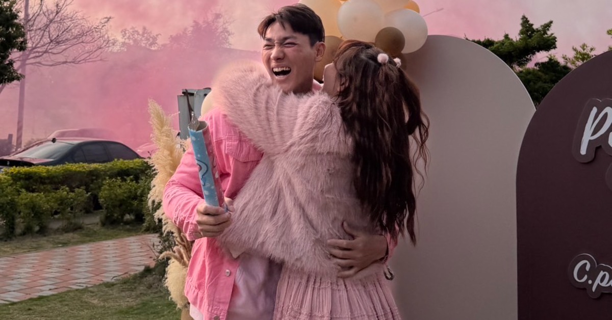 中信兄弟啦啦隊成員啾啾（Julia）與樂天桃猿外野手陳晨威，去年12月9日對外宣布求婚成功。（圖／官方提供）