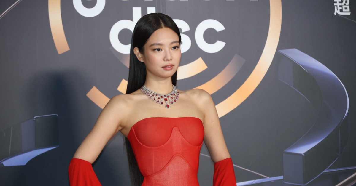 Jennie穿紅色禮服火辣亮相。（圖／東森娛樂）