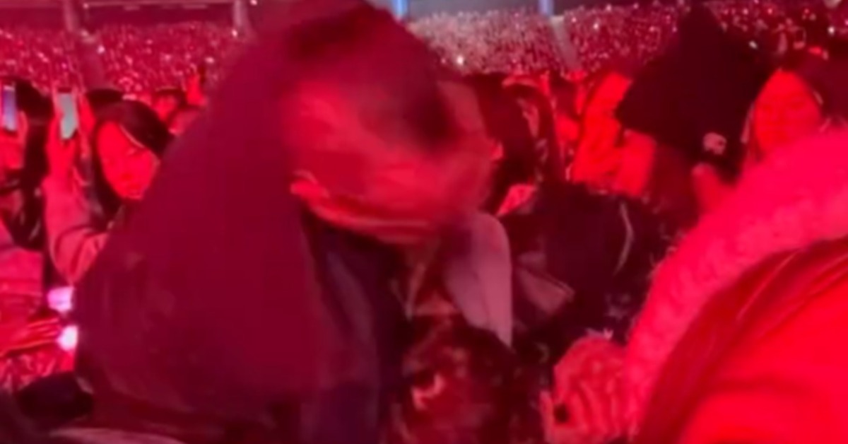 本次頒獎典禮規定禁止攜帶相機，卻有男子不聽勸告，仍拿出相機拍攝，當場遭保全人員制止並帶離現場。（圖／Threads@sugarsweet210授權提供）