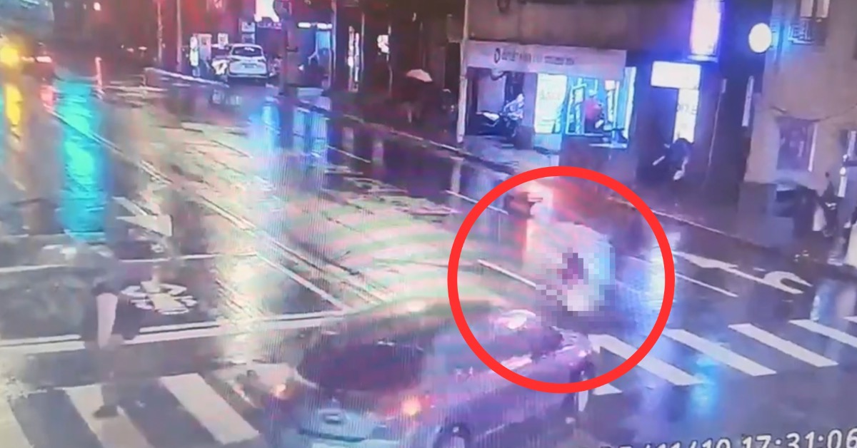 男星楊傑宇去年11月左轉時，撞上斑馬線上綠燈通行的84歲老婦，老婦送醫搶救後仍不治。（圖／翻攝畫面）