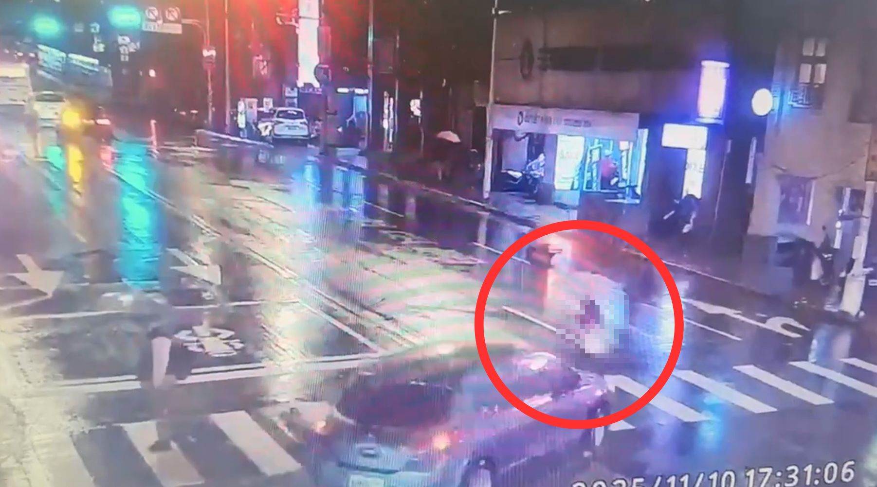 強烈撞擊造成婦人重傷，送醫搶救後仍宣告不治。（圖／東森新聞）