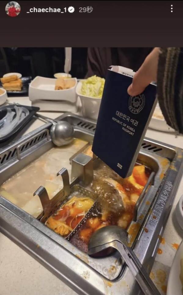 金采源將護照伸向火鍋鍋底的動態引發熱議。（圖／翻攝自Threads）