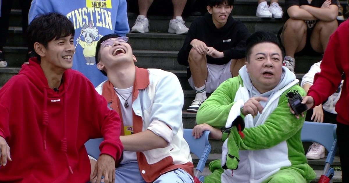 董至成錄外景連3次從椅子上摔下來。（圖／民視提供）