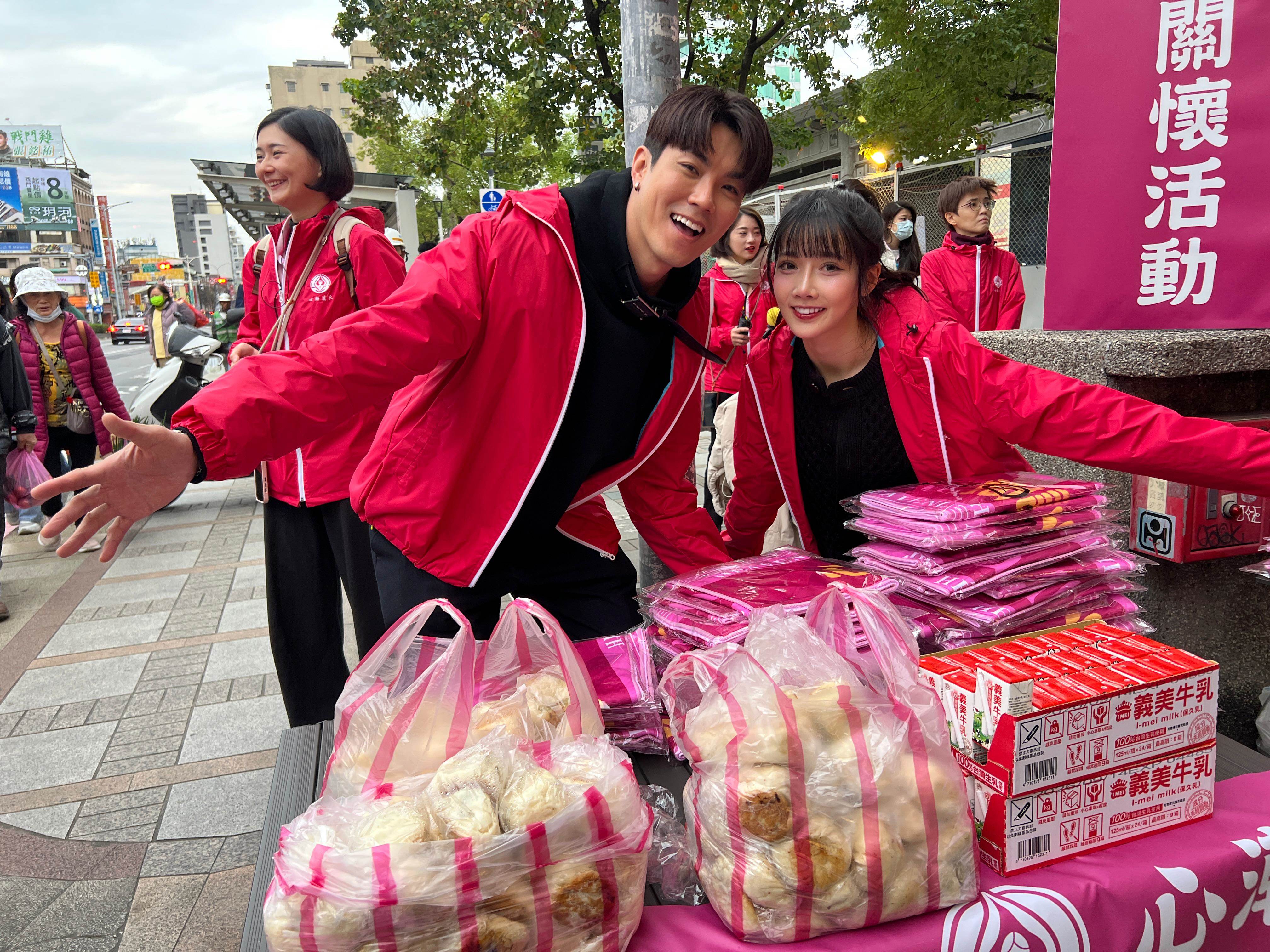 心潮麗天協會攜手啦啦隊女神衣宸（右）、新加坡藝人兆群（左）寒冬送暖做公益。 (圖／心潮麗天協會提供)