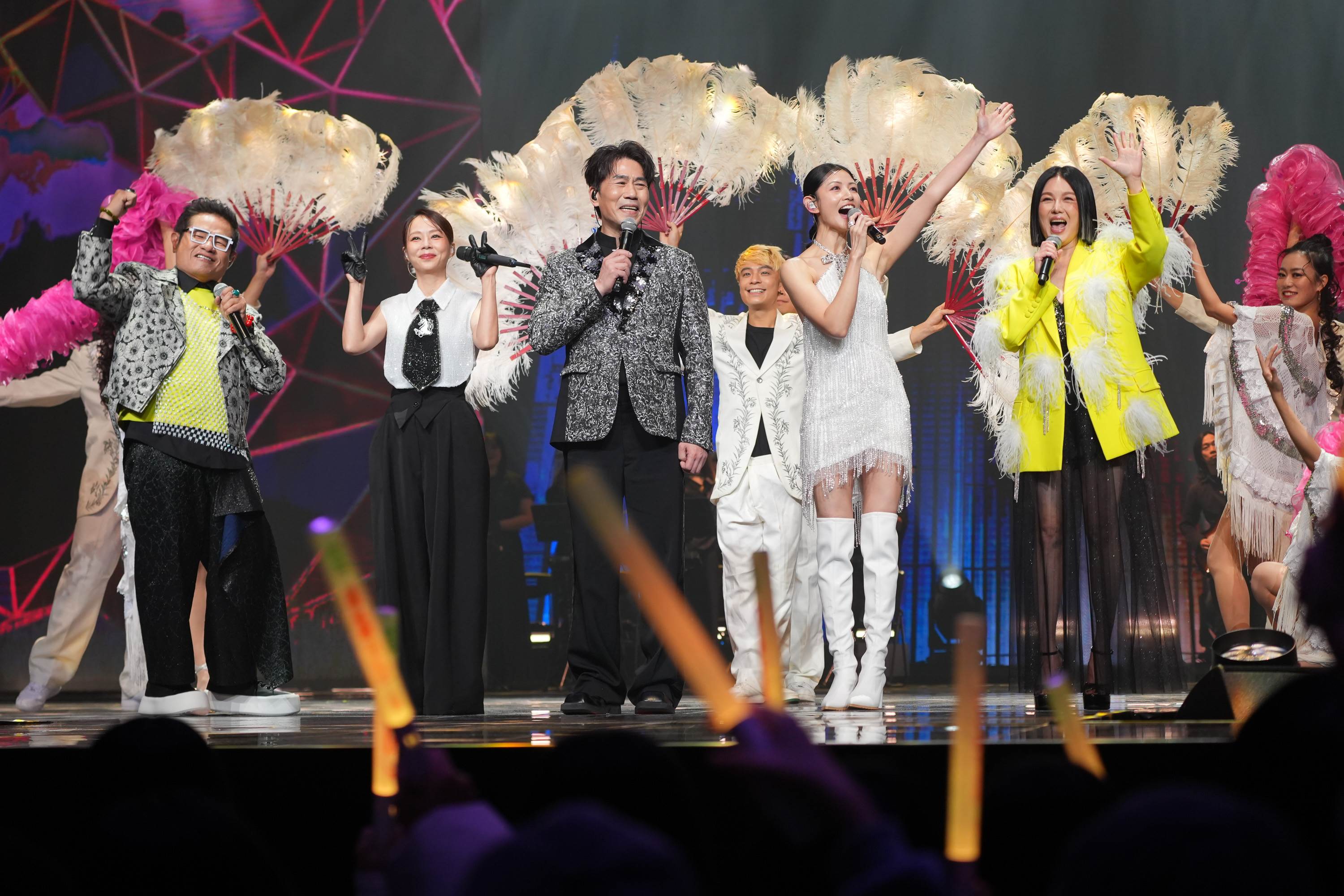 許效舜、孫淑媚、羅時豐、李千娜、苗可麗舞台張力爆表。（圖／三立提供）