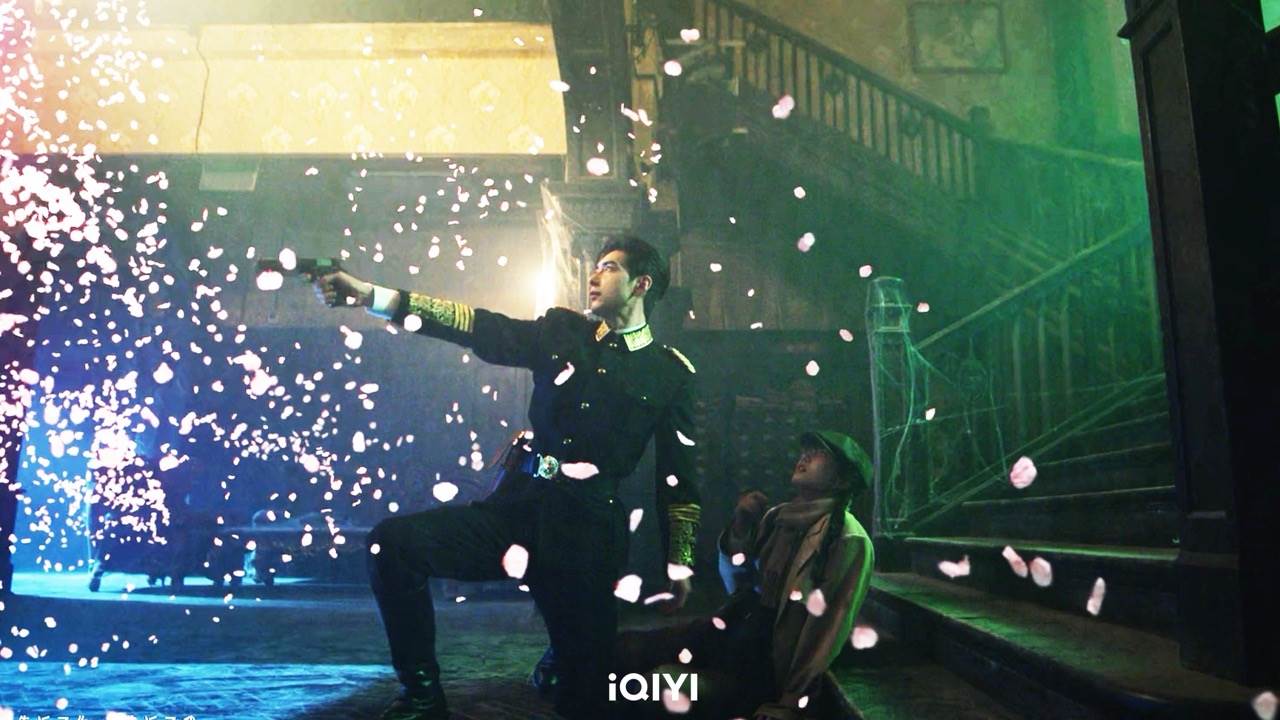 陳星旭化身帥氣軍閥於劇本殺中開槍打散鬼魂，為盧昱曉綻放煙火。(圖／iQIYI愛奇藝國際版提供)