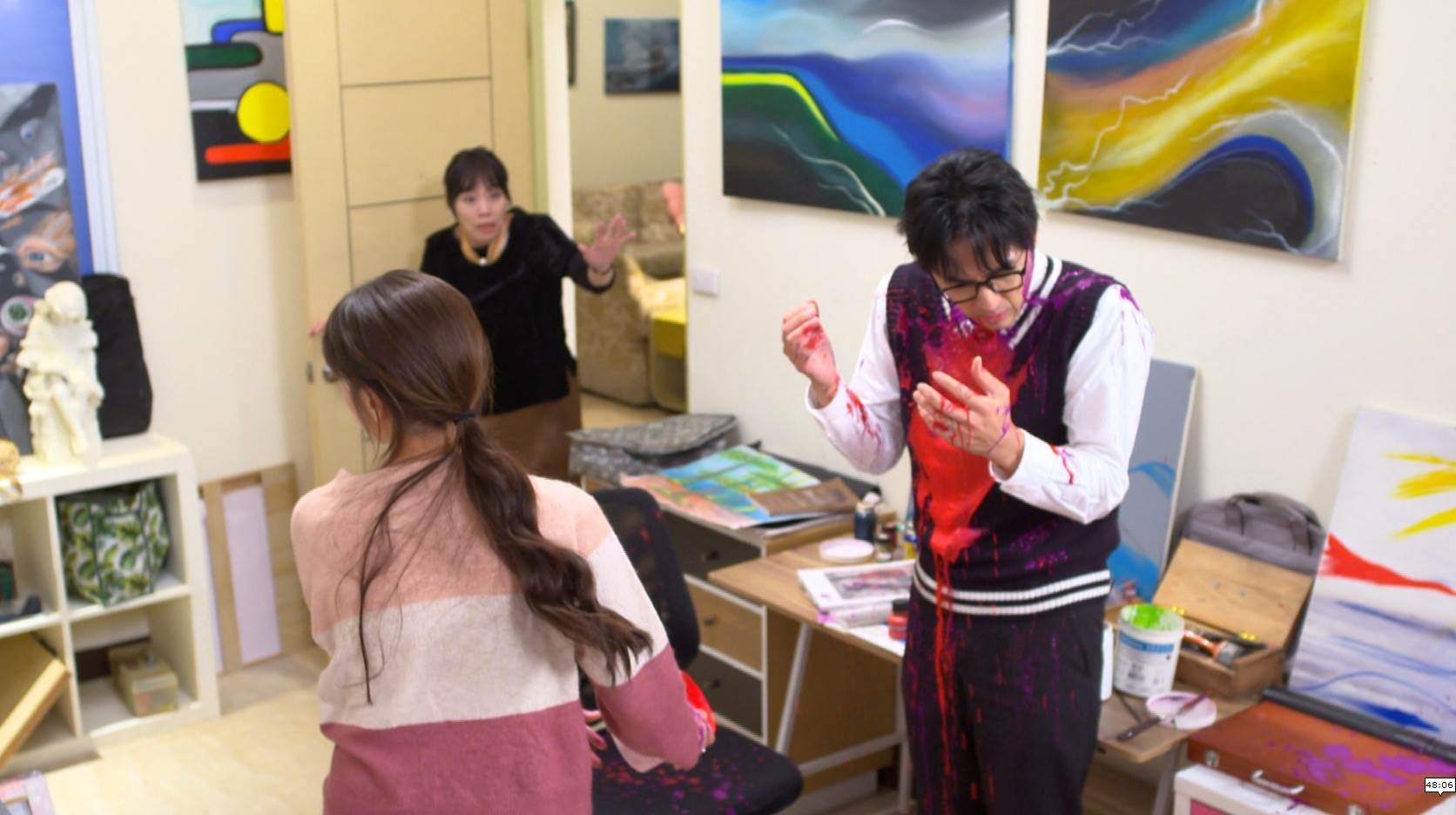 蘇晏霈心碎朝李運慶潑漆，范瑞君出來勸架。（圖／民視提供）