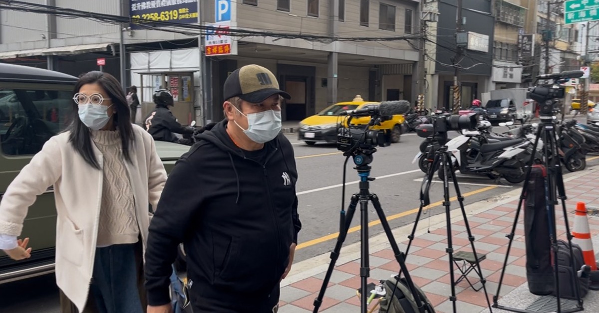 胡瓜與愛妻丁柔安一同前來弔唁曹西平。（圖／記者沈芳宇攝影）