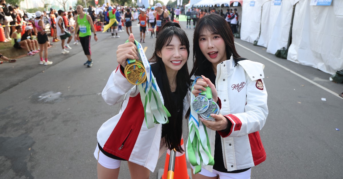 筠熹、Kira在馬拉松終點線發放獎牌。（圖／樂天桃猿提供）