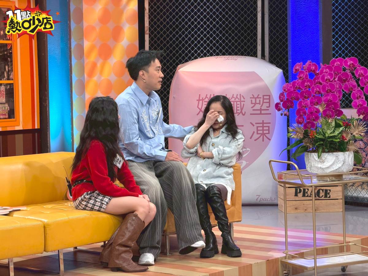 余祥銓（中）送花感性告白，讓李亞萍（右）感動落淚。（圖／TVBS提供 ）