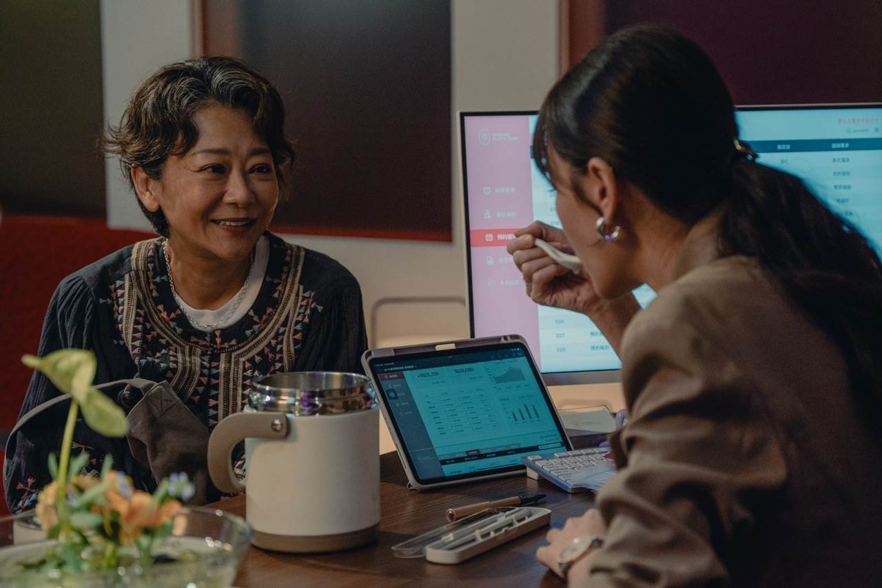 《整形過後》曹蘭（左）「後退一步陪伴」安心亞（右）網哭翻。（圖／六魚文創提供）