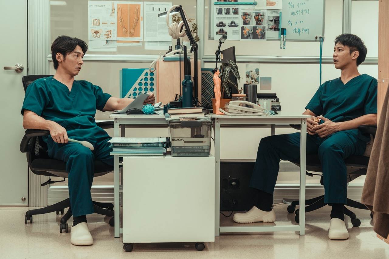 《整形過後》温昇豪（左）與鄒承恩（右）從暗中較勁到並肩作戰累積兄弟情。（圖／六魚文創提供）