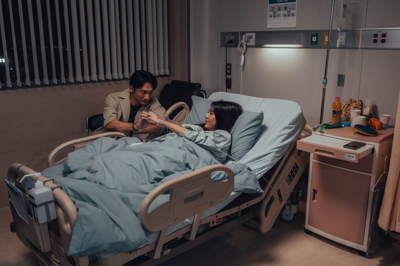 《整形過後》温昇豪（左）與李曼唯「Emma」（右）父女情暖哭全台。（圖／六魚文創提供）