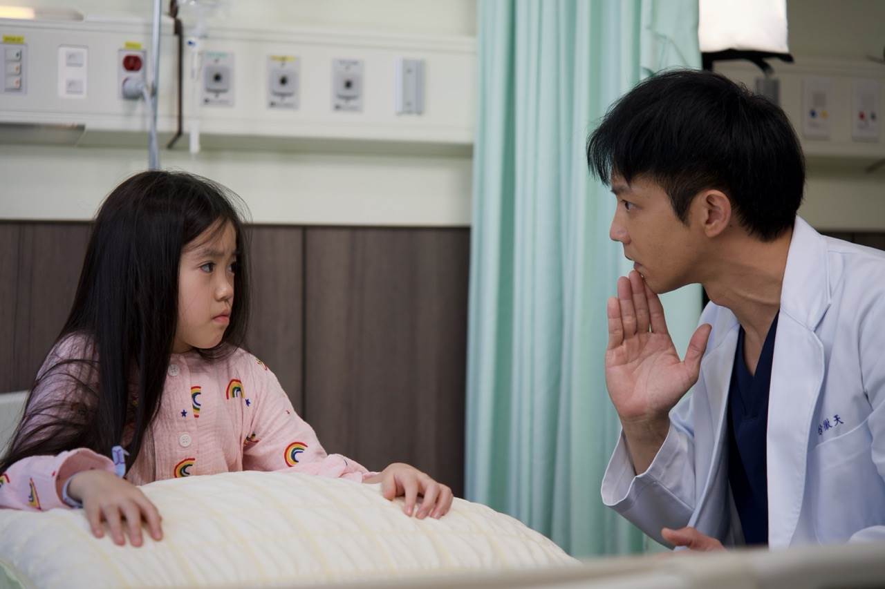 《整形過後》鄒承恩（右）手語社社長身分曝光，協助溝通女童黃歆庭（左）成大結局最溫柔救援線。（圖／六魚文創提供）