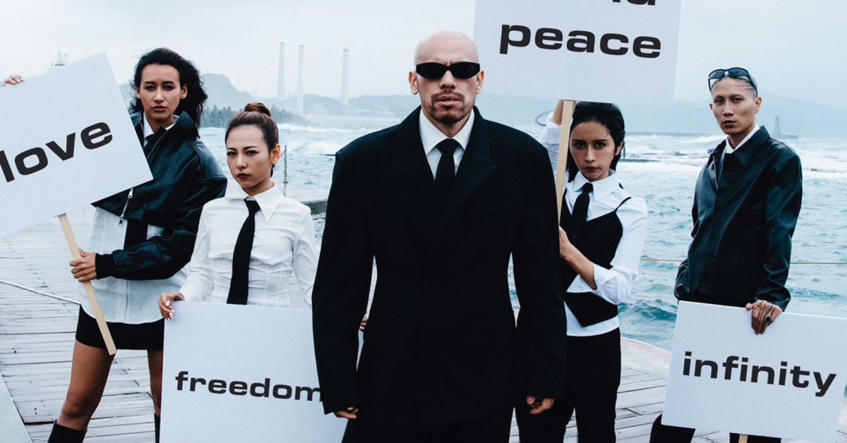 阿卡莎納（中）組成的全新團體「FIVE TWO EIGHT 五二八」，陳彥允（右）也是成員。（圖／還有什麼比這更好工作室提供）