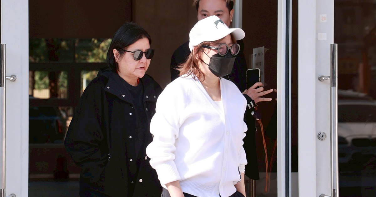 藍心湄、邱瓈寬神情哀戚離開曹西平靈堂。（圖／東森娛樂）