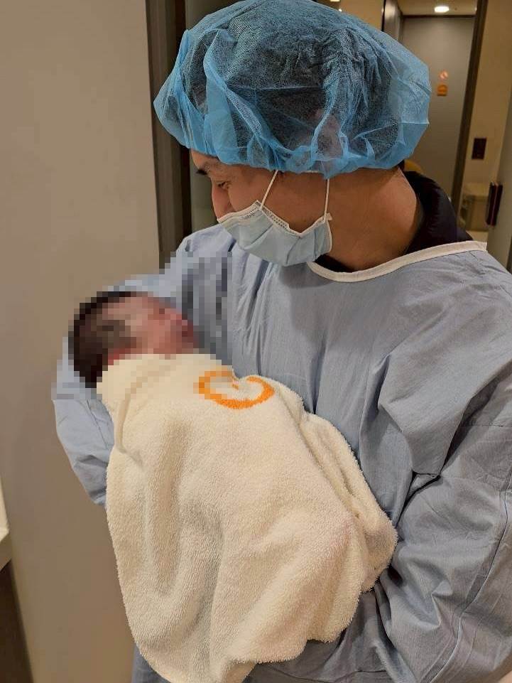 嚴爵眉眼間藏不住滿滿喜悅。（圖／翻攝自嚴爵IG）