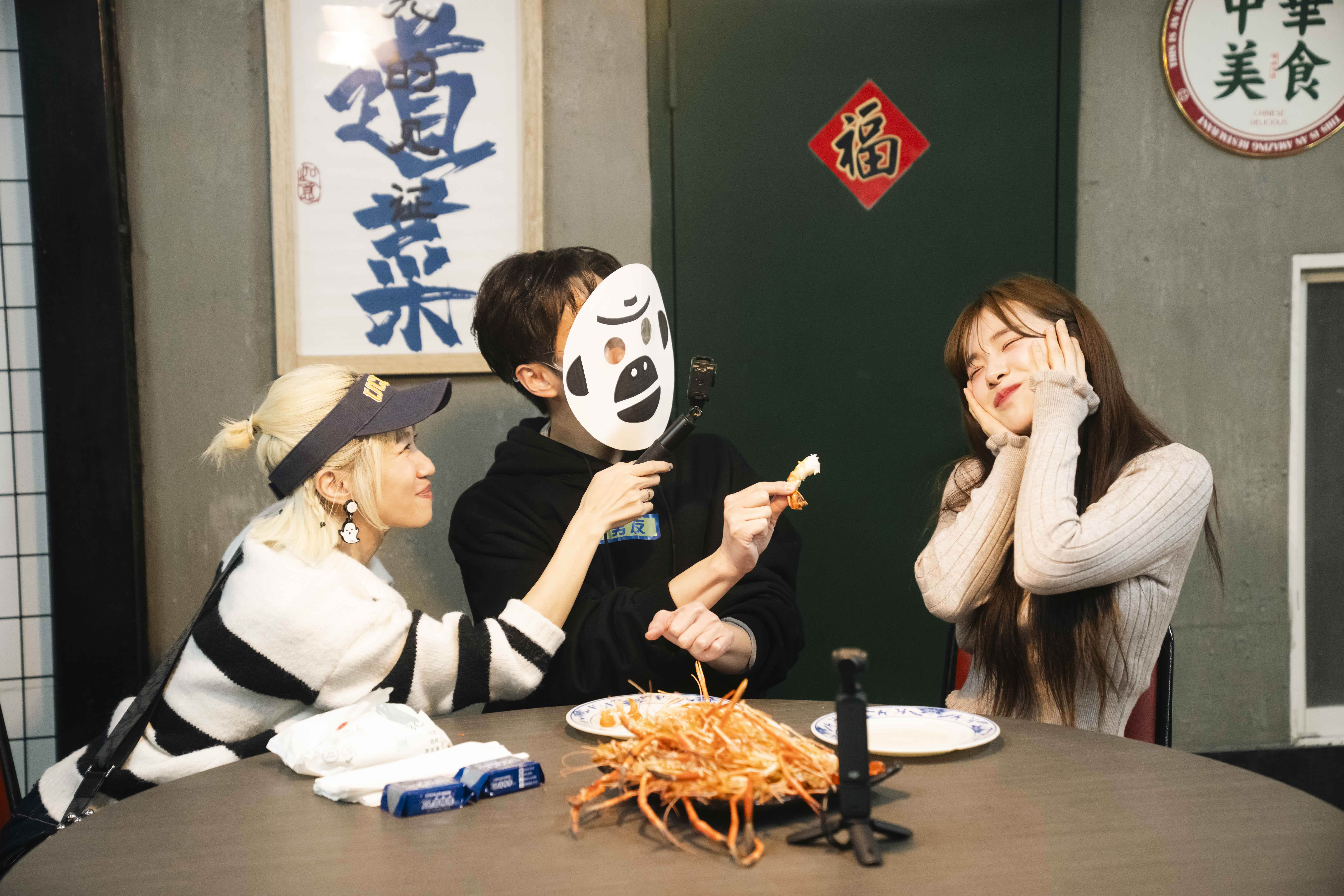 李多慧在節目中進行沉浸式戀愛互動。（圖／TVBS提供）