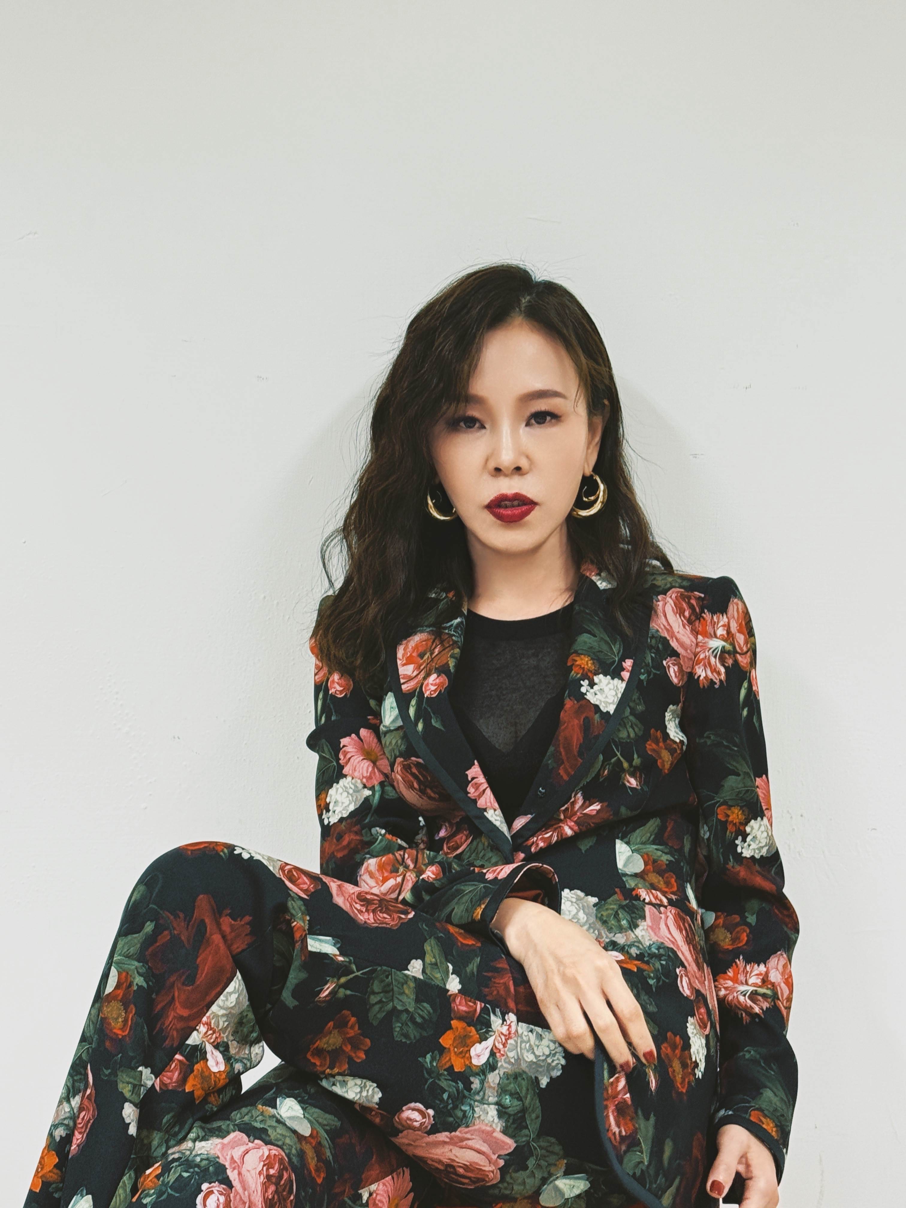 彭佳慧想像在微醺狀態下配唱。（圖／索尼音樂提供）