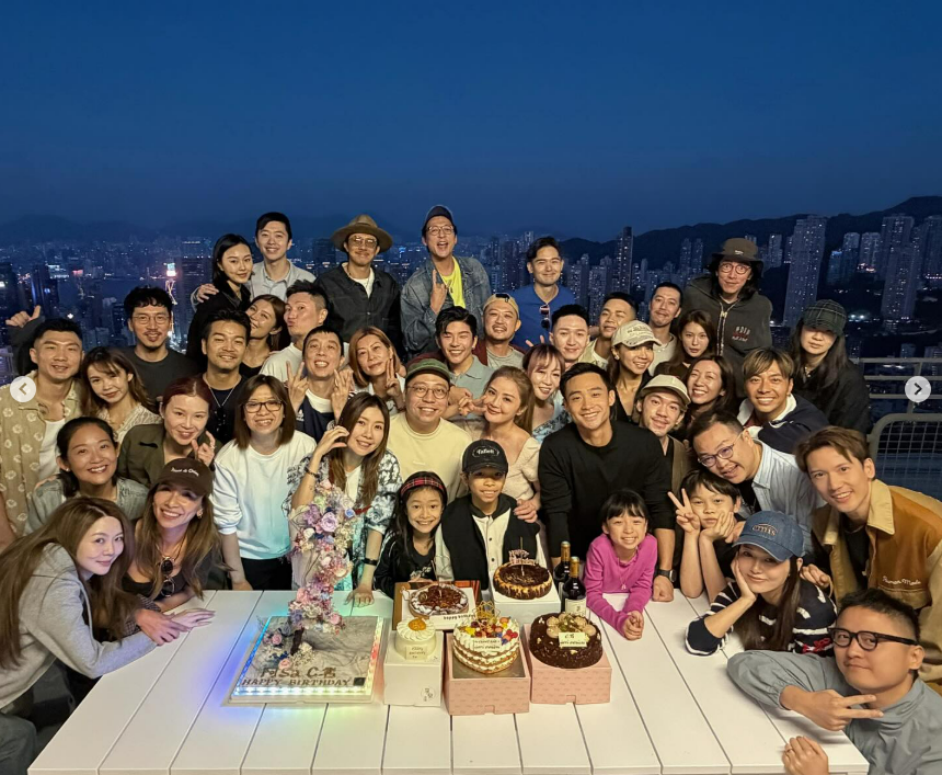 阿Sa去年慶生，與健身教練Elvis站合照C位。（圖／翻攝自阿Sa Instagram）