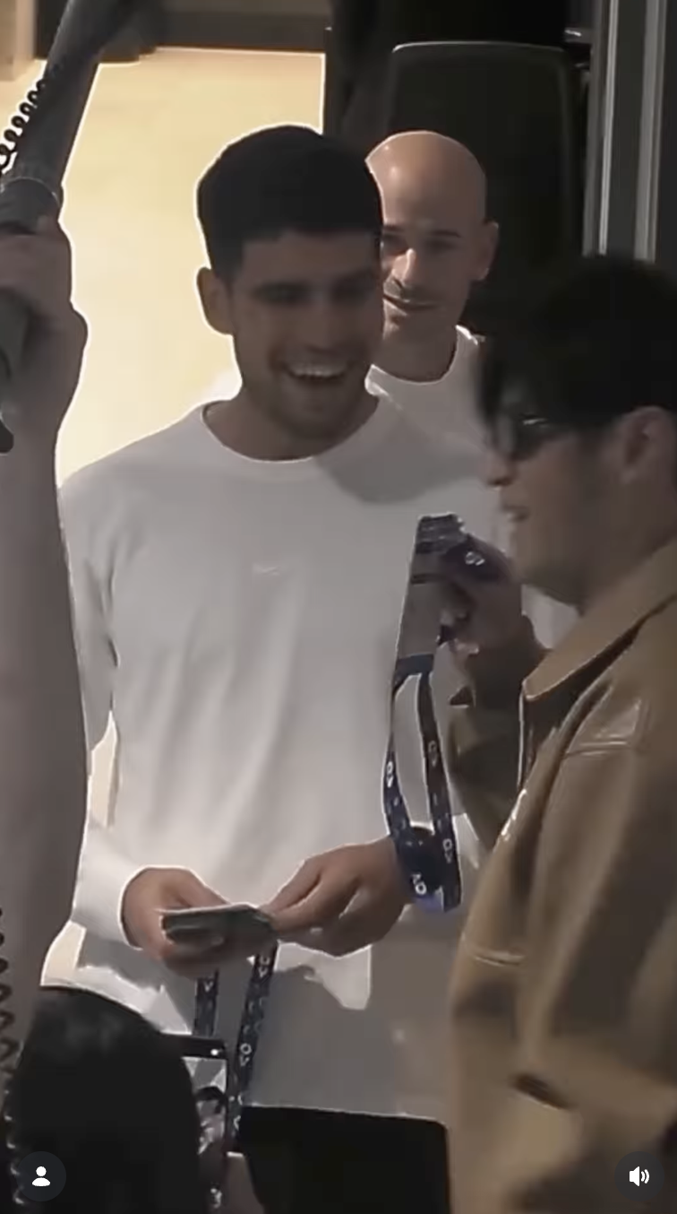 周杰倫與Carlos Alcaraz互動被拍下。（圖／翻攝自澳網IG）