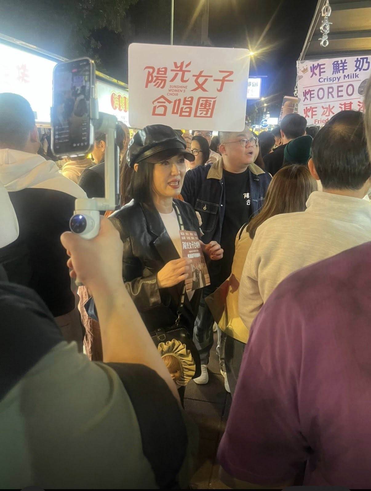 苗可麗現身夜市掃街拜票。（圖／壹壹喜喜<a href='https://star.ebc.net.tw/search/tags/電影/' target='_blank'>電影</a>）