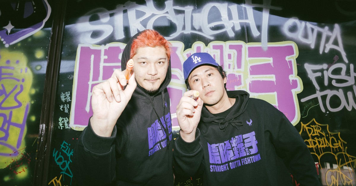 LEO王（左）跨界挑大樑認沒自信，與黃迪揚之間的即興反應，讓他逐漸感受到表演的魅力。（圖／英傑哆影業）