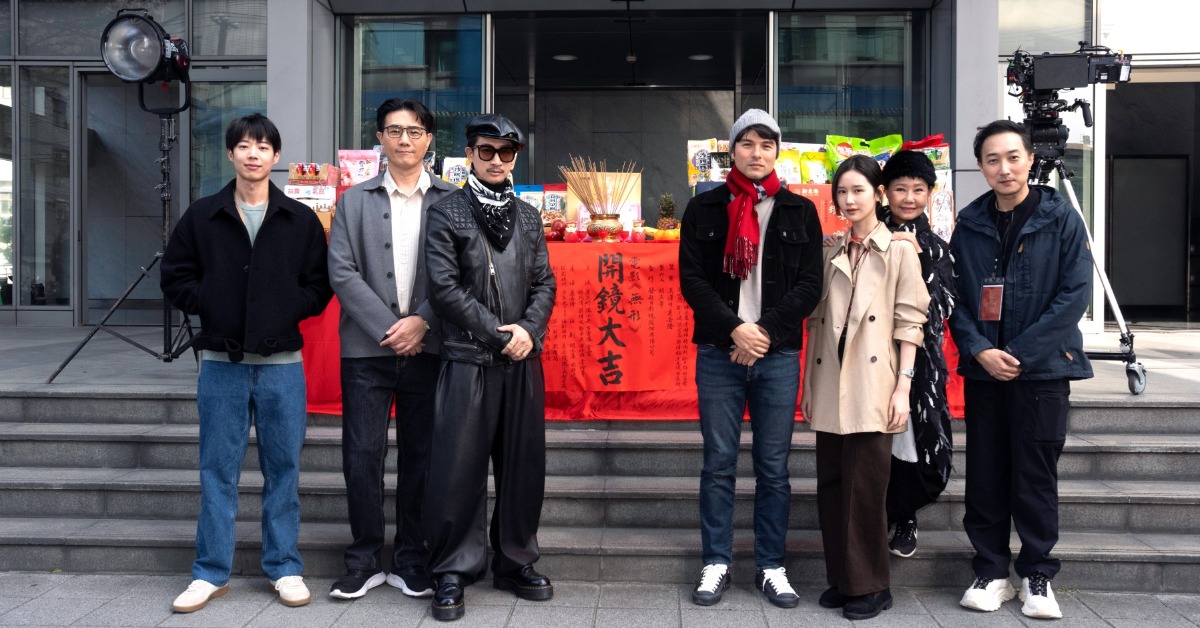 導演奚岳隆（右）新作《無形》正式開鏡，主演包括呂雪鳳（右二起）、葉芷妤、鳳小岳、Darren邱凱偉、蔣偉文、黃信赫等人，預計農曆年前殺青。（圖／發起日影視）