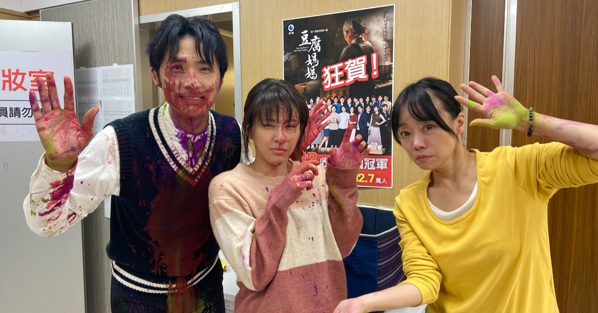 李運慶、蘇晏霈、范瑞君拍完戲開心在休息室合影。（圖／民視提供）