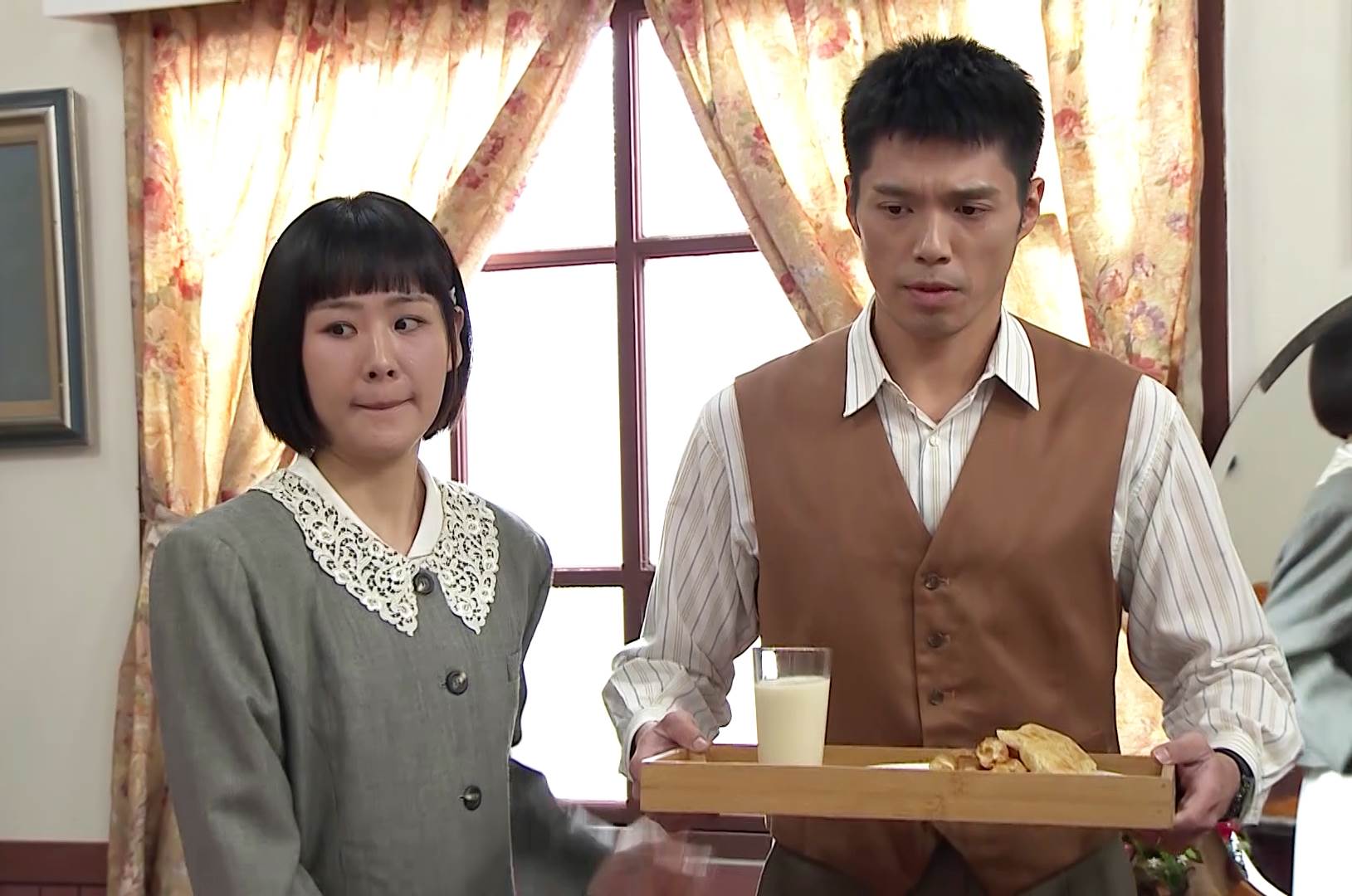 何宜珊(左)拉著王盈凱替婆婆送早餐。（圖／台視提供）