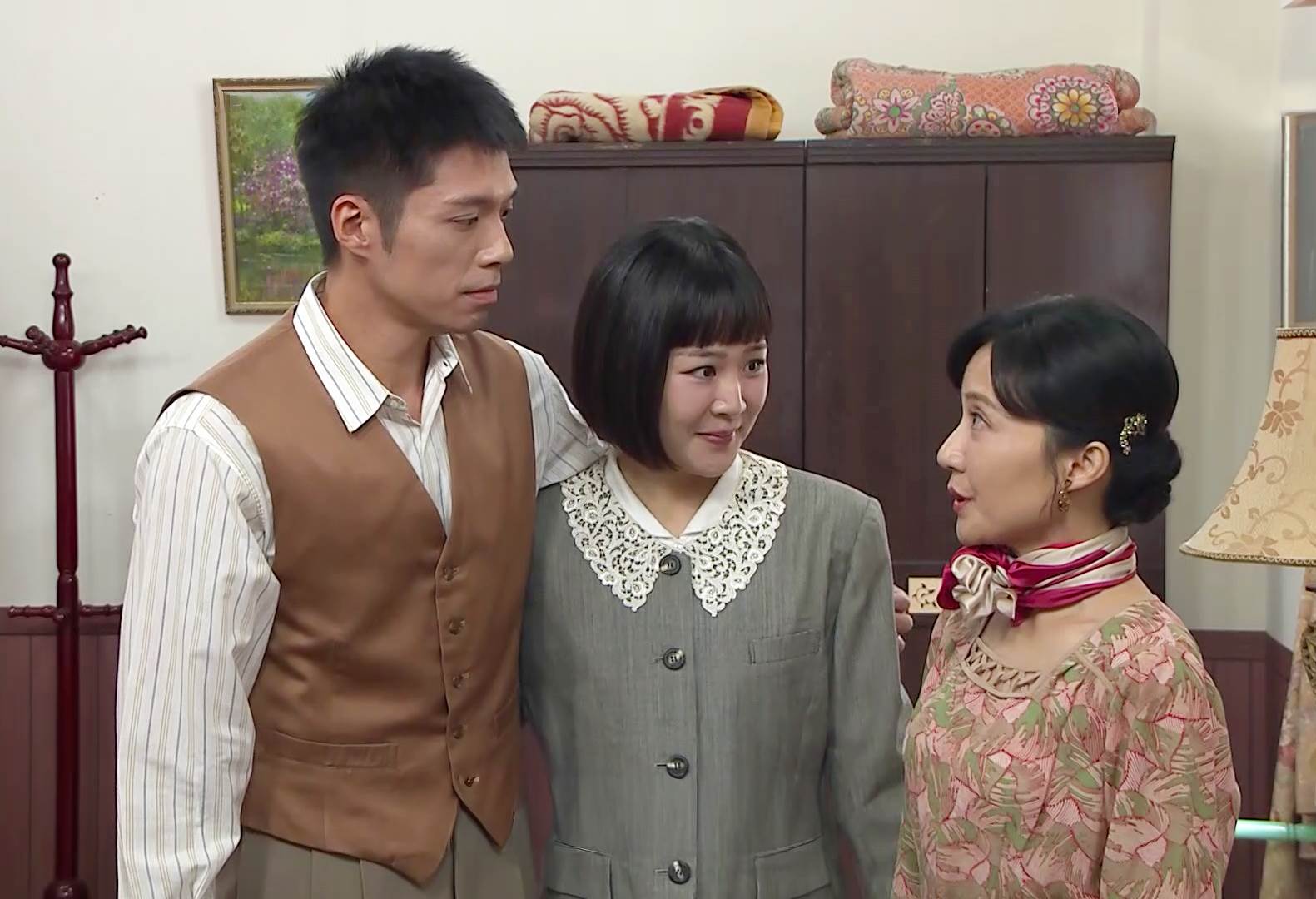 何宜珊(中)劇中安撫婆婆很有一套。（圖／台視提供）