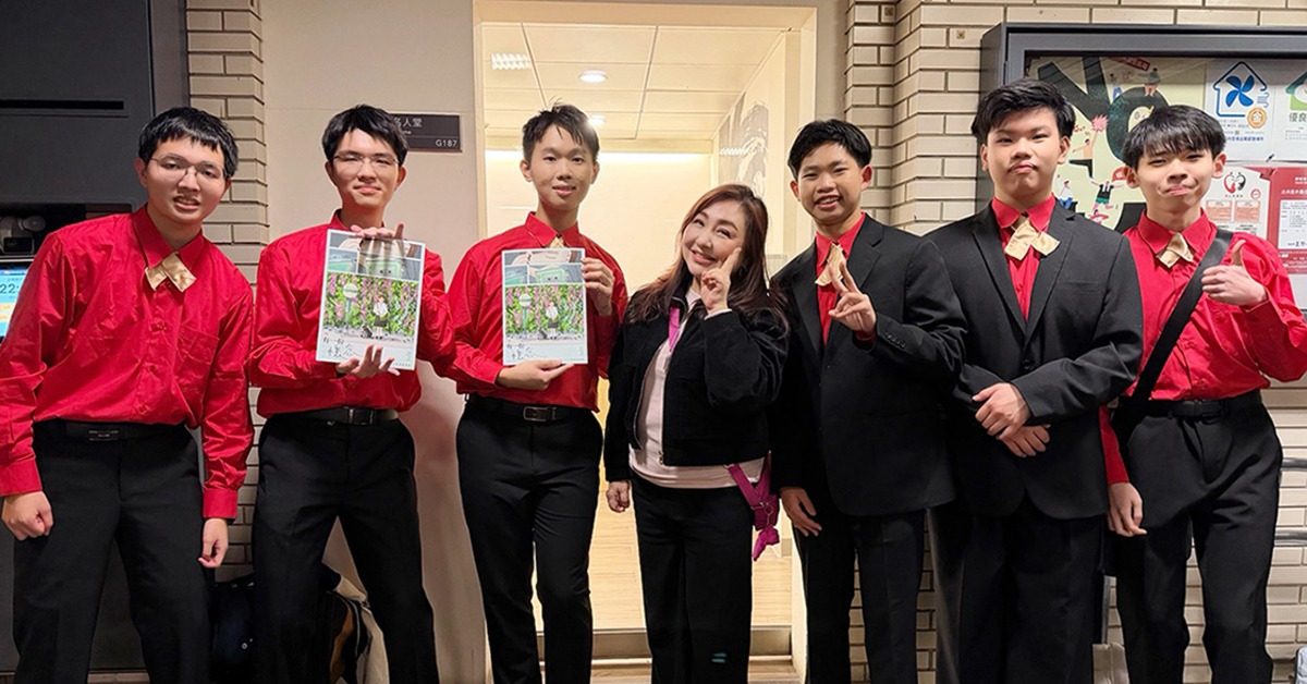 鄭怡與台大合唱團合照。（圖／星光娛樂提供）