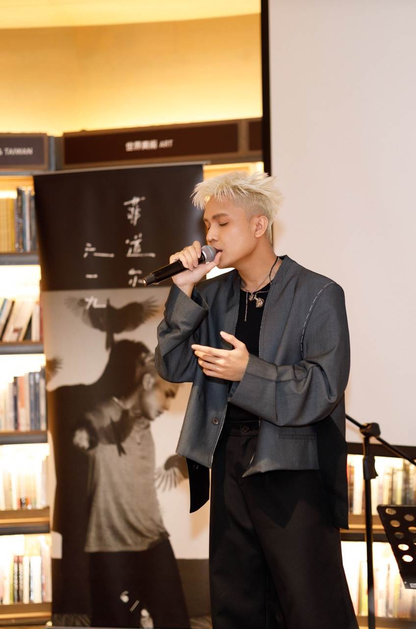 菲道爾在簽售會上深情演唱。（圖／群石國際提供）