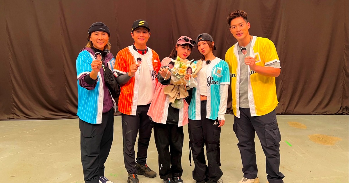 王仁甫、孫協志、蔡黃汝、許孟哲為峮峮舉辦畢業典禮。(圖／中視提供)