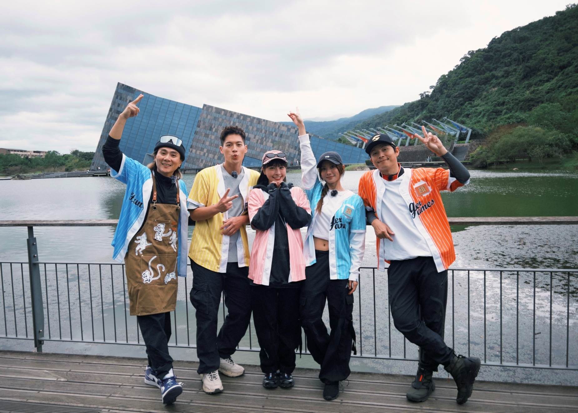 《飢餓遊戲》主持群王仁甫、許孟哲、蔡黃汝、孫協志不捨峮峮離開。(圖／中視提供)