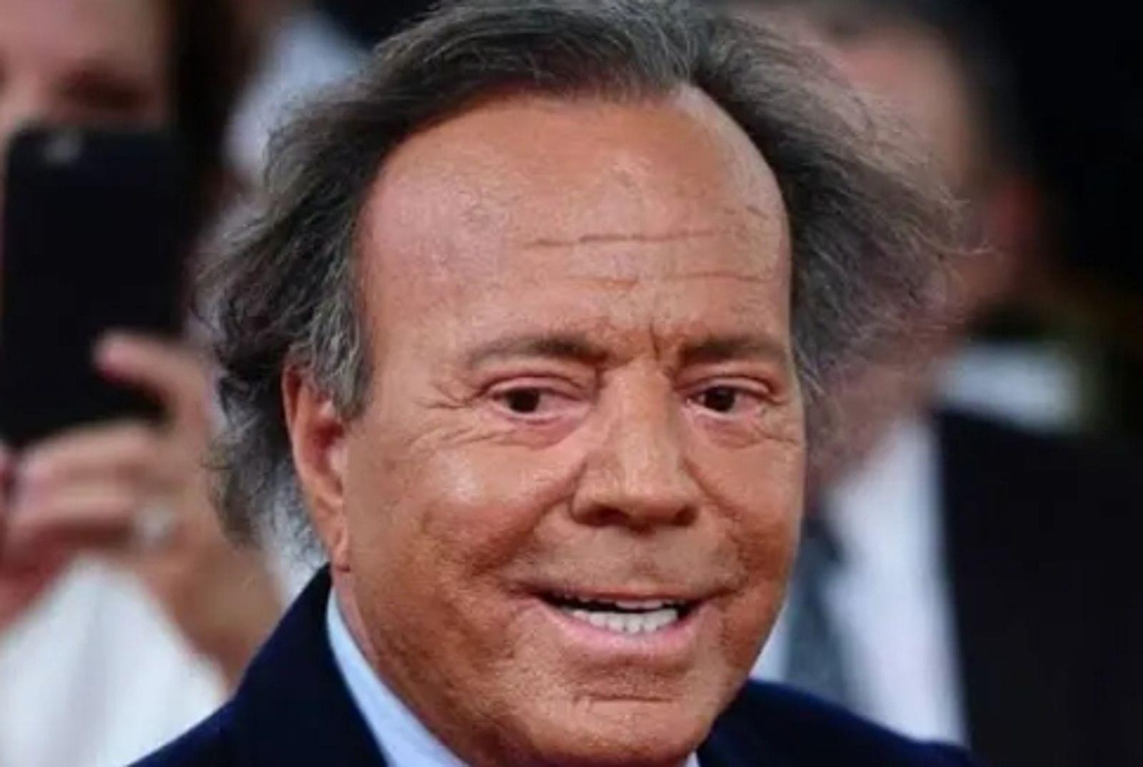 「西班牙情歌王子」胡立歐遭控性侵女員工。（翻攝畫面）