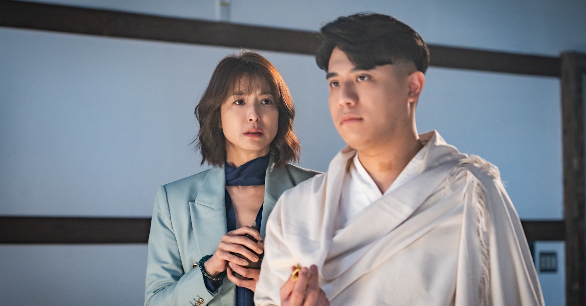 《啵me之我的青春住了鬼》賴雅妍（左）戲外大膽詢問熊仁謙，自己是否有「被跟」，得到令人驚訝的答案。（圖／風暴國際）