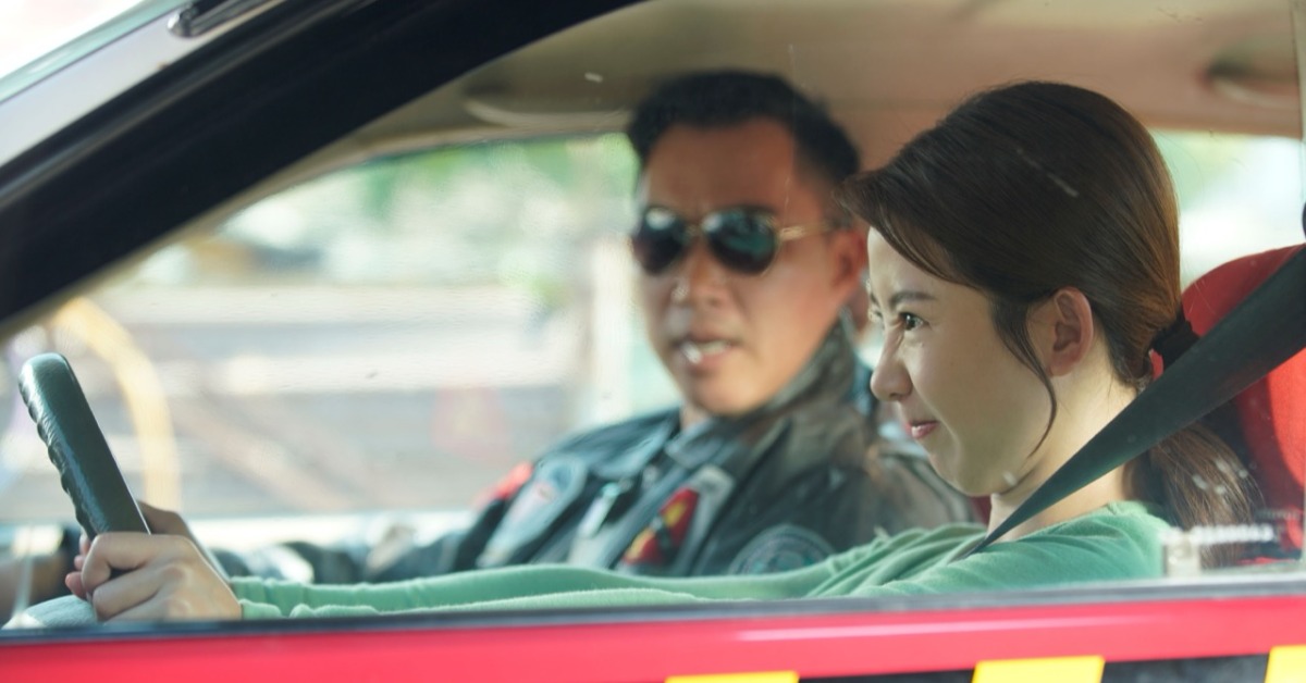 郭泓志（左）化身《捍衛戰士》「湯姆郭魯斯」親自教學郭書瑤。(圖／彼此影業提供)