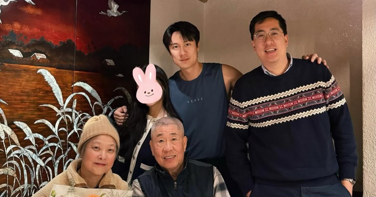 劉書宏摟著長髮女子為媽媽慶生，疑似爆出新戀情。（圖／翻攝自劉書宏IG）