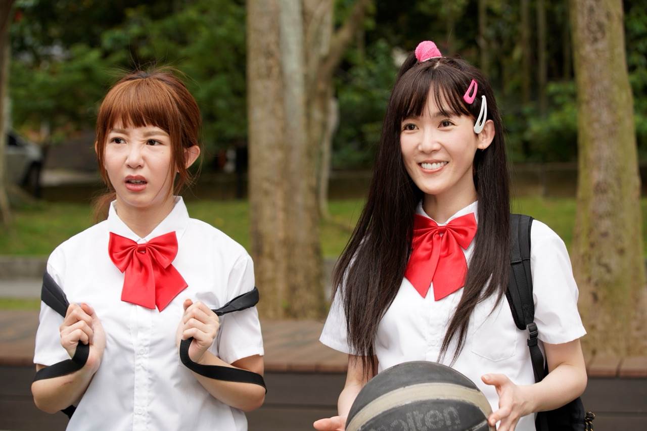 左起郭書瑤、孫可芳逆齡扮演高中生。 (圖／彼此影業提供)