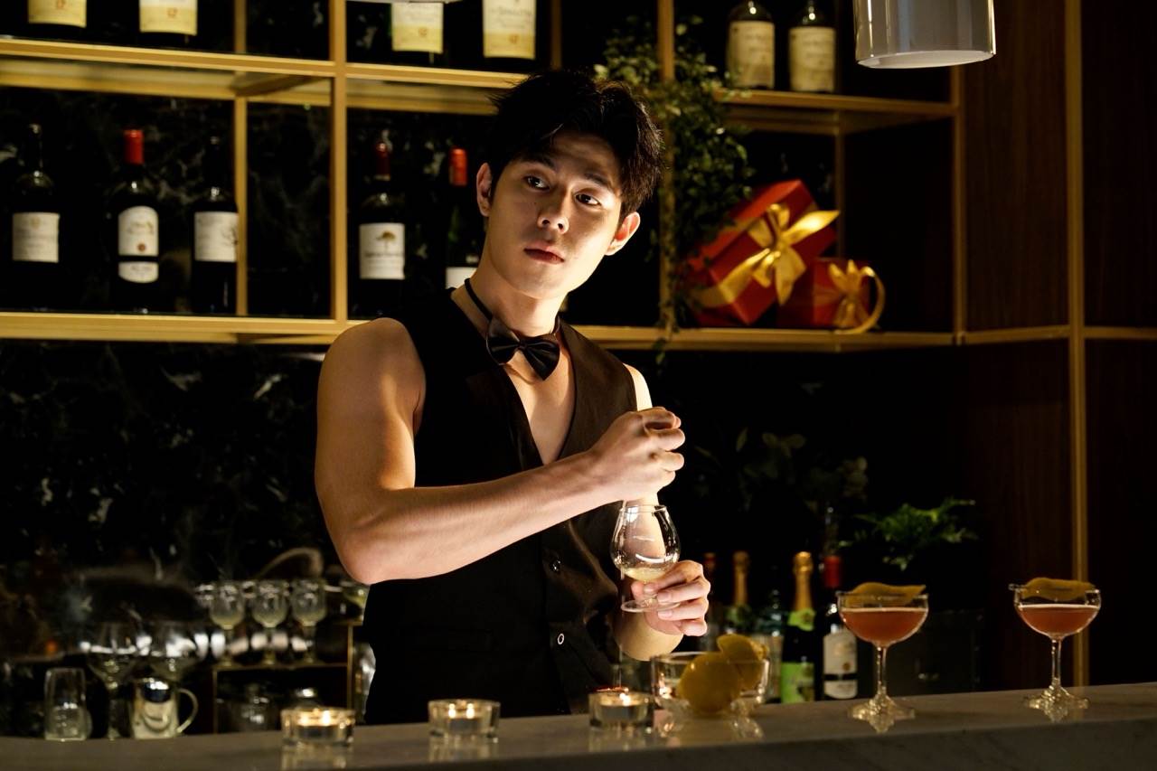 詹懷雲化身壯帥酒保慘遭監製嫌胖。(圖／彼此影業提供)
