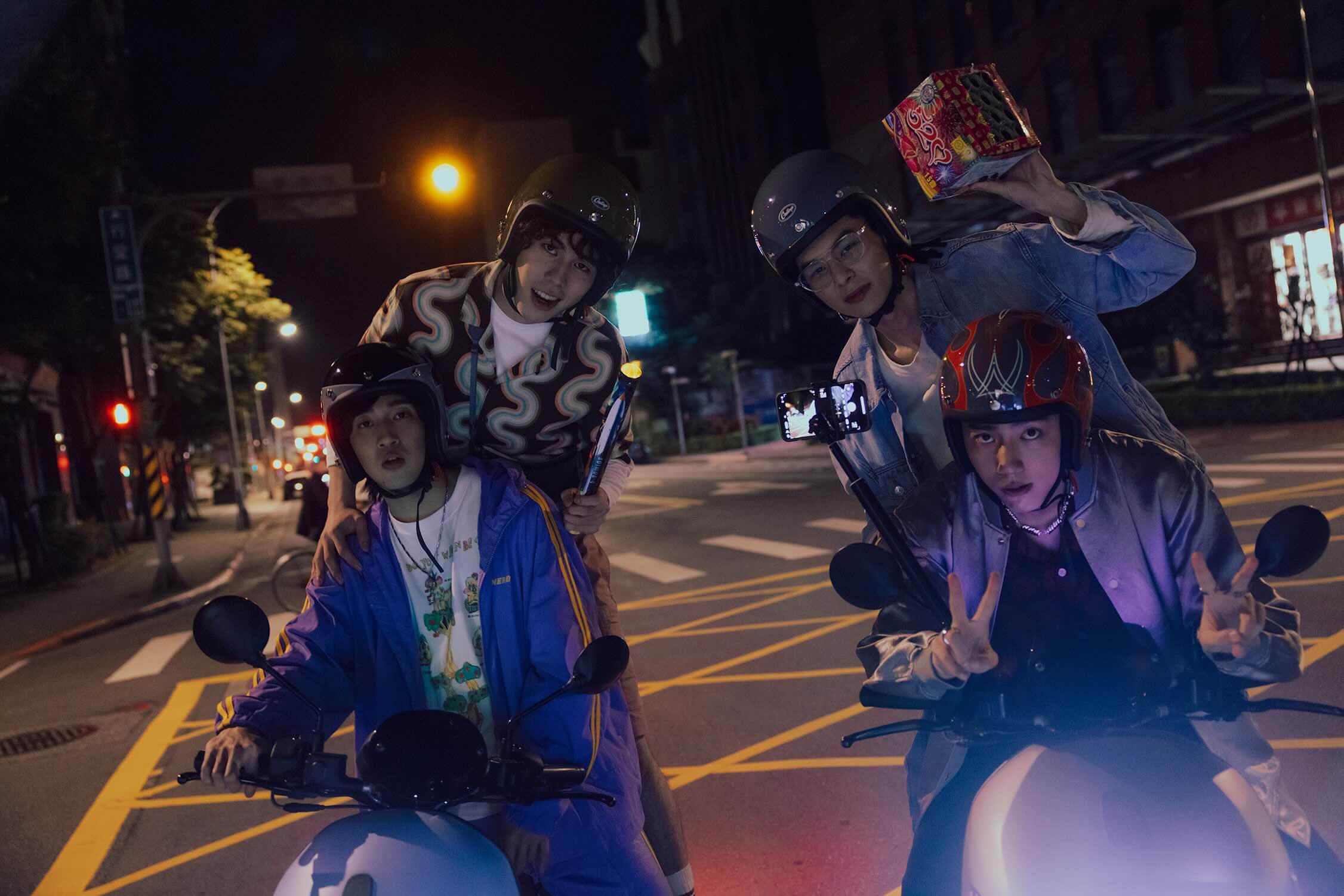 百萬網紅男團「婁峻碩、蔡凡熙、詹懷雲、楊懿軒」成命案被害人兼嫌疑犯，鄭伊健飾演警探開槍遭網友炎上。（圖／Netflix提供）