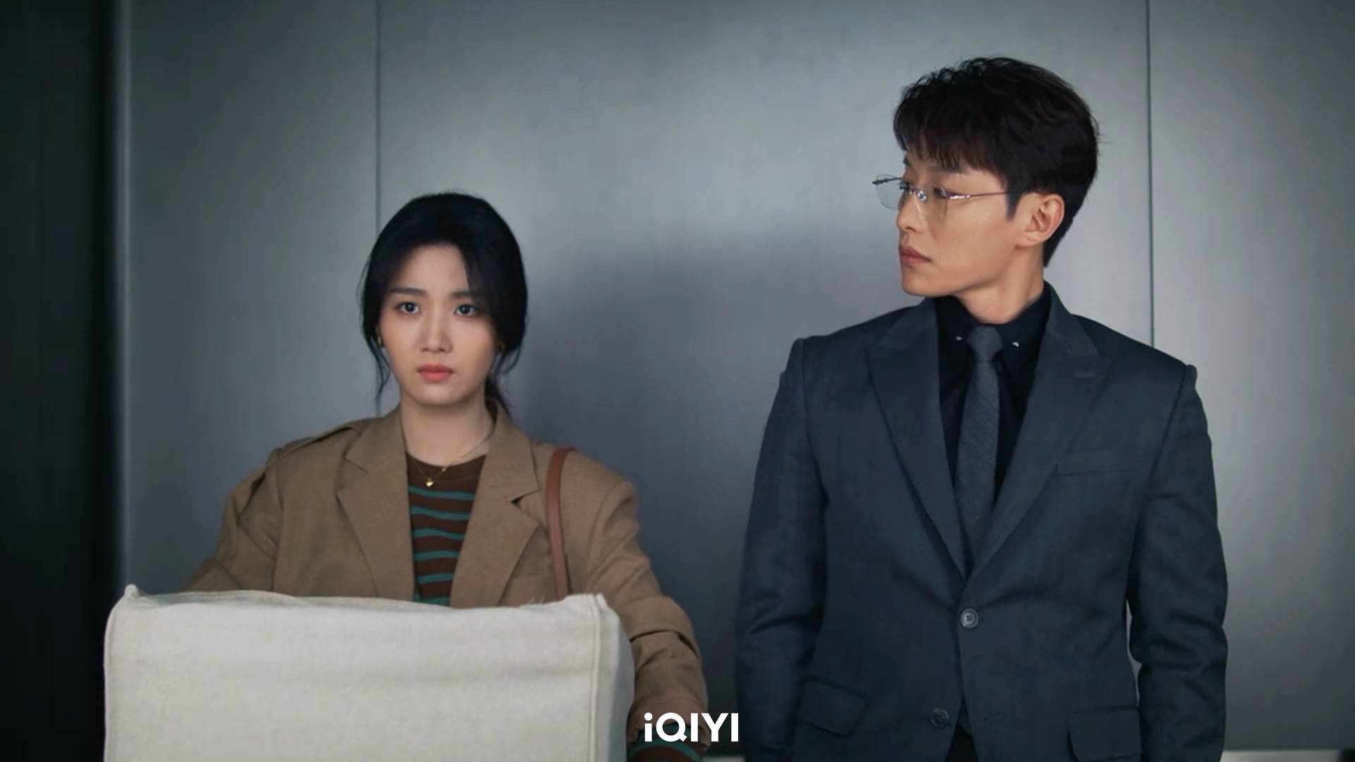 代旭（右）幫盧昱曉按電梯，意外成「電梯戰神」。（圖／iQIYI愛奇藝國際版提供）