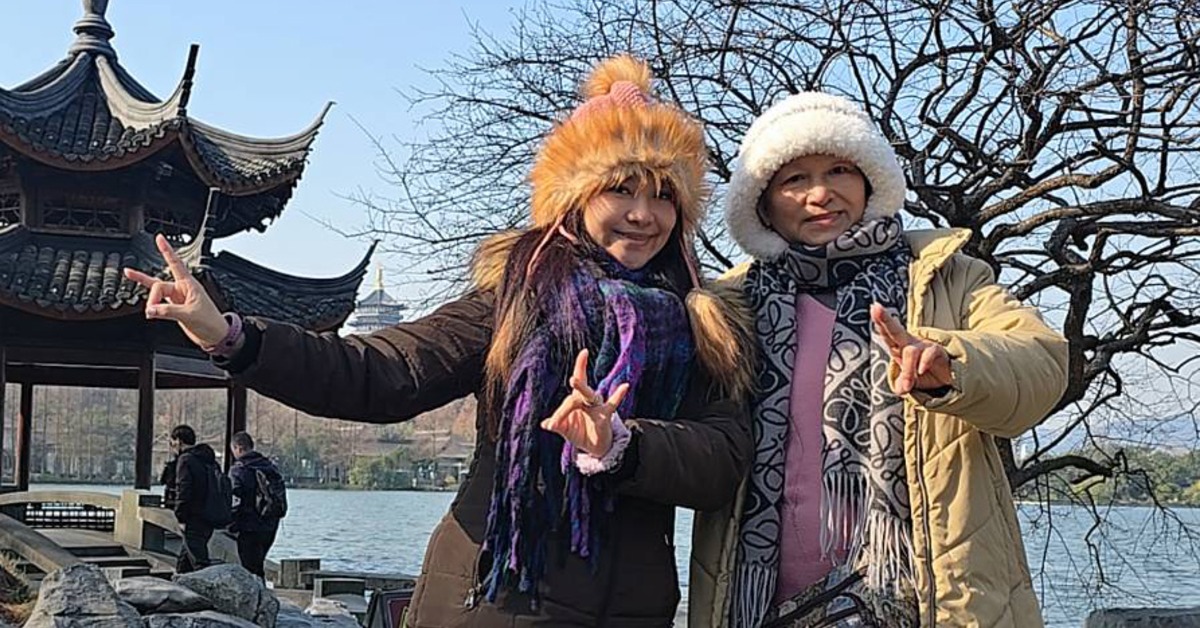 「葡萄姑娘」紫君帶著媽媽出國旅遊。（圖／欣代唱片x紫君提供）