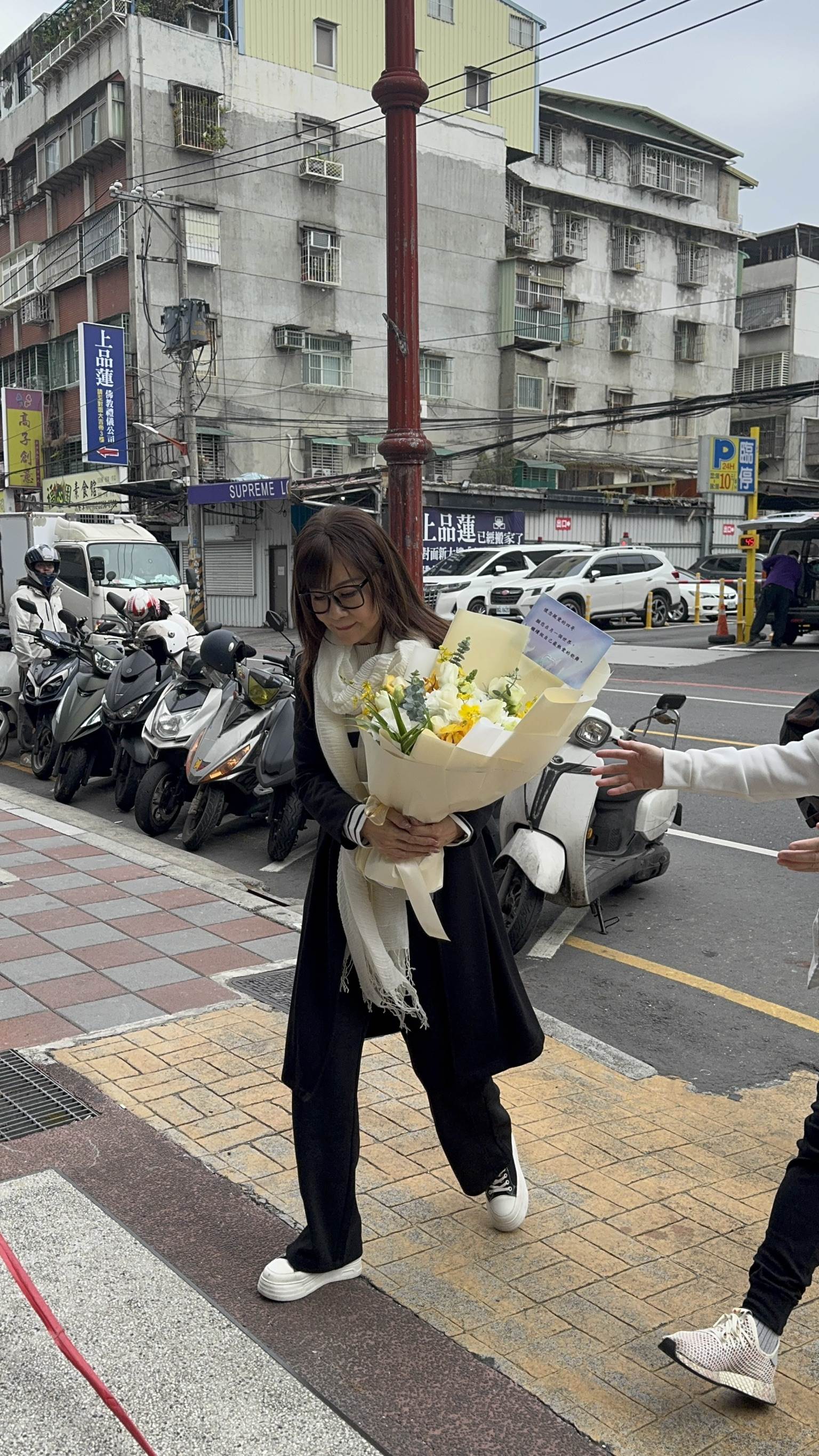 龍千玉帶花束、卡片哀悼。（圖／記者黃雅琪攝影）