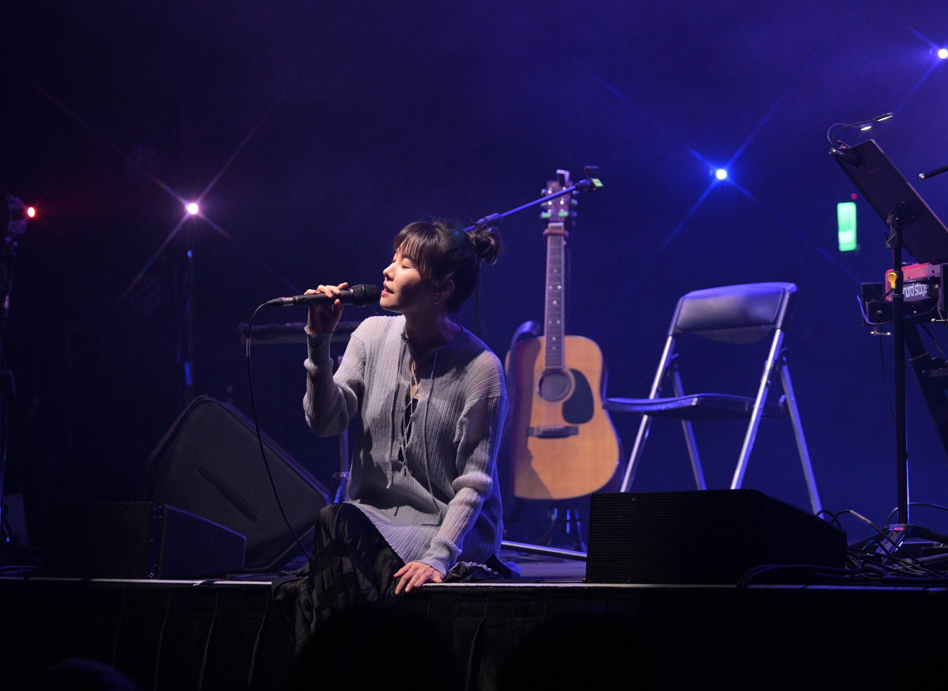 鄭宜農〈小小的專場〉祭限定歌單寵粉 以「不插電」演出回顧音樂歷程。（圖／Fantimate提供）