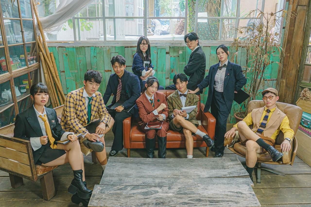 孔令元、BabyMint 丞妘、孫沁岳、哈哈台蓋瑞化身助手「華生」與學生組隊。（圖／小公視提供）