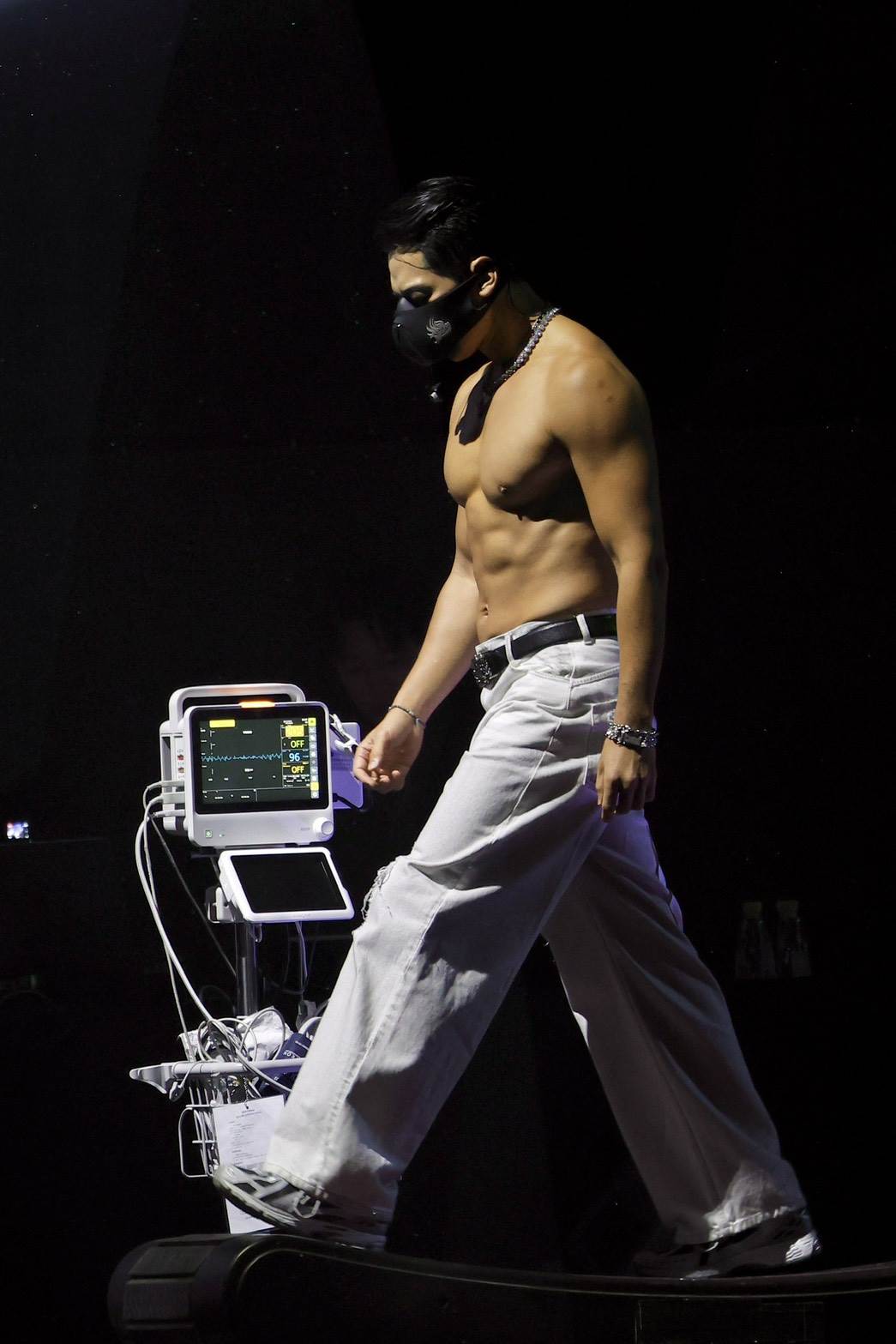Rain把跑步機搬上舞台運動。（圖／東森娛樂）
