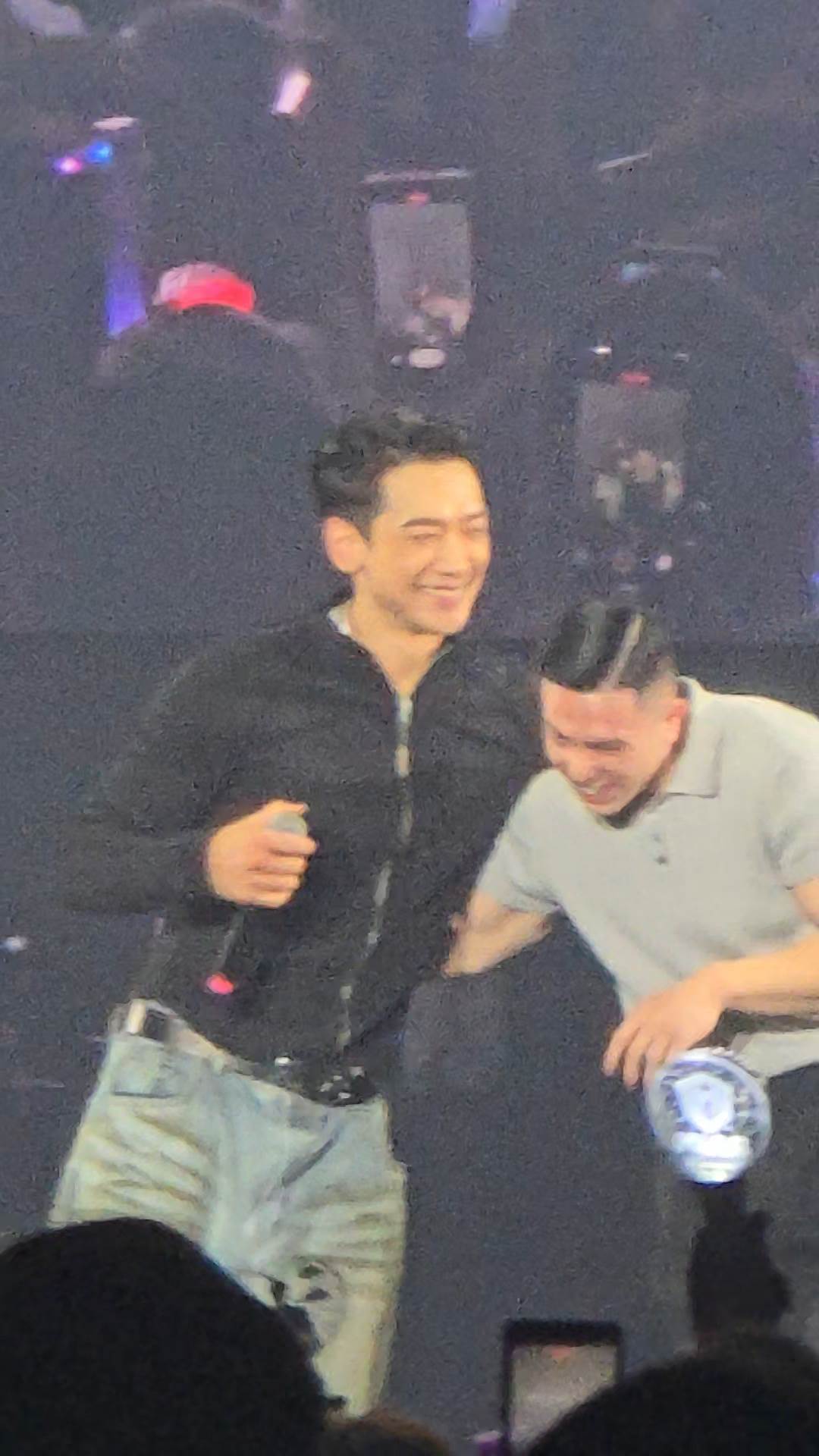 Rain點名男粉絲上台。（圖／讀者提供）